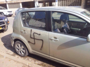 بالصور: رسم الصليب المعكوف على سيارات وسط مدينة اللد 